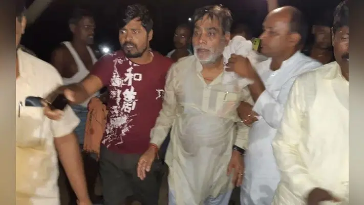 बाढ़ क्षेत्र का दौरा कर रहे पूर्व मंत्री रामकृपाल उफनती नदी में गिरे, हादसे में बाल-बाल बची जान