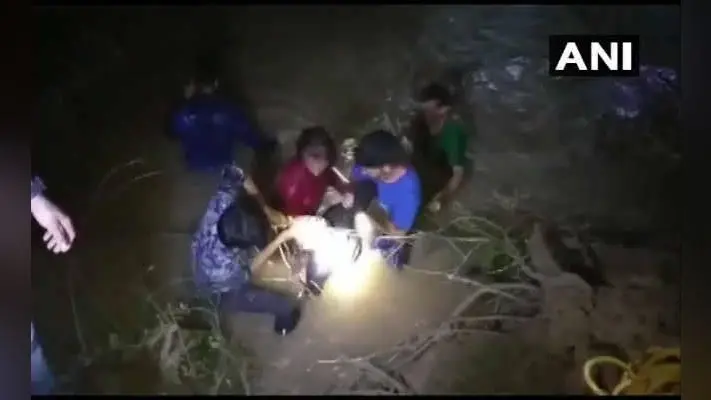 मध्य प्रदेश के रायसेन में यात्रियों से भरी बस नदी में पलटी, 6 की मौत, 19 घायल, कई लापता