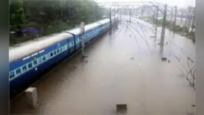सुगौली-मझौलिया रेलखंड पर पानी चढ़ने के कारण कई ट्रेनों के रूट बदले