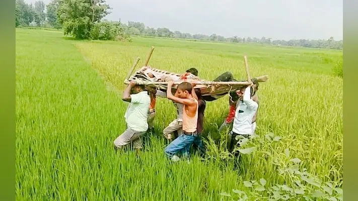 शराब कारोबारियों ने थानाध्यक्ष को जमकर पीटा, खाट पर लाद कर इलाज के लिए ले गये ग्रामीण