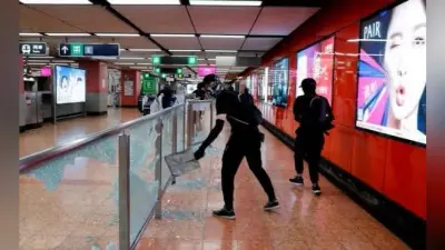 हांगकांग में नकाब पहनने पर प्रतिबंध के खिलाफ हिंसक प्रदर्शन, रेल सेवाएं हुईं बंद