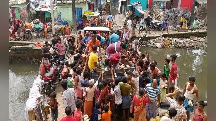 भोजपुरी अभिनेता दिनेशलाल यादव के पहल पर निरहुआ हिंदुस्तानी क्लब ने राजेंद्र नगर में किया राहत सामग्री का वितरण