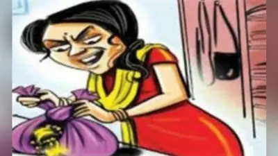 घर में चोरी कर रही थीं, पुलिस को सौंपा