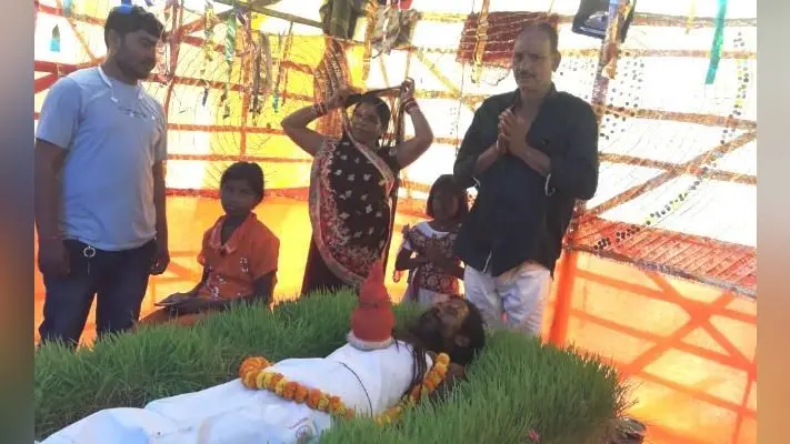छाती पर कलश स्थापित कर नौ दिनों तक बालू की सेज पर साधना में लीन रहते हैं बाबा रामदास