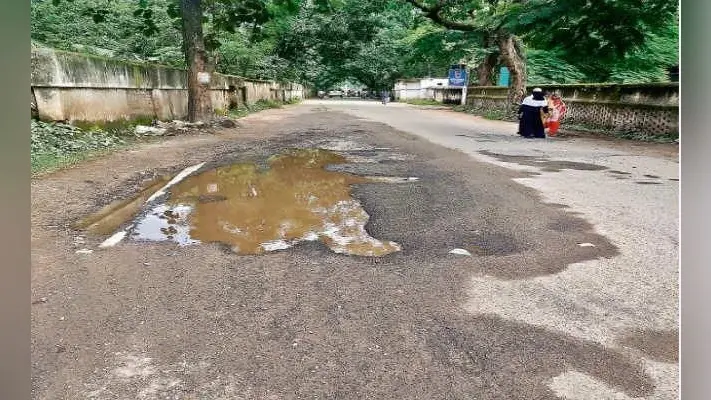 झारखंड के ग्रामीण सड़कों की मरम्मत के लिए रखे रह गये 80 करोड़ रुपये, सड़कें जर्जर