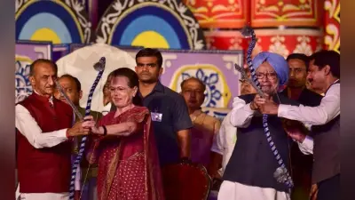 लाल किला मैदान में दशहरा समारोह में शामिल हुए मनमोहन और सोनिया