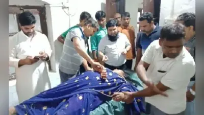 सड़क के किनारे संदिग्ध हालात में मिली युवती, पीएचसी में भरती