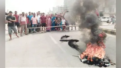एक मोहल्ले से पानी निकालने से दूसरे मोहल्ले में जलजमाव, सड़क पर उतरे लोग, आगजनी