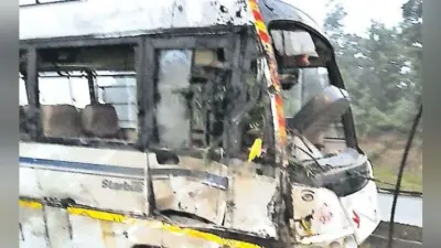 चरही में बस पलटी, एक ही परिवार के तीन लोगों की मौत