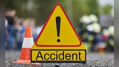 नदी में ट्रक गिरी एक की मौत, 11 घायल