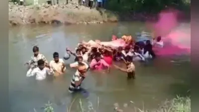 Shocking: कमर भर पानी में डूबकर यहां मुर्दे को श्मशान पहुंचाते हैं लोग