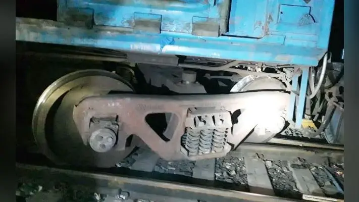 सीवान : बेपटरी हुई मालगाड़ी, सात घंटे तक बाधित रही रेल लाइन, ट्रेन परिचालन शुरू