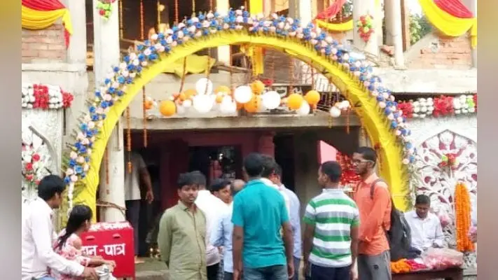 मां संतोषी माता मंदिर में चोरी, कंगन, नथिया और मंगलसूत्र समेत दो लाख के आभूषण ले गये चोर