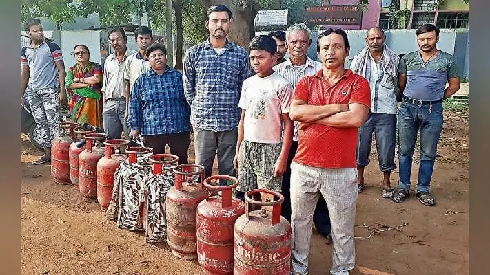 रांची : सुबह छह बजे से ही गैस के लिए लाइन लग रहे लोग