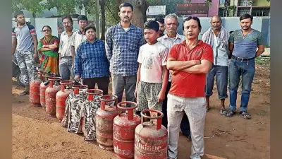 रांची : सुबह छह बजे से ही गैस के लिए लाइन लग रहे लोग