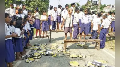 सहरसा : स्कूल में खराब खाना मिलने पर सड़क पर थाली रख कर छात्रों ने जाम की सड़क