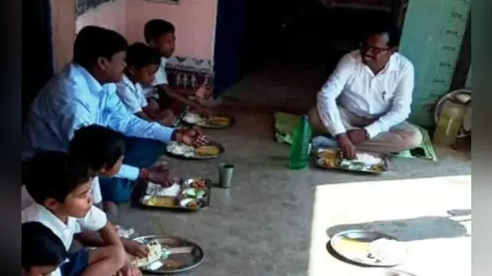 Mid Day Meal में बीईओ ने बच्चों को परोसवाया दाल-भात और खुद चाभ गये Chicken Curry, हो गये Suspend