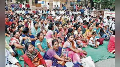 रांची : मानदेय और समायोजन को लेकर जुटे साक्षरता कर्मी, रैली निकाली