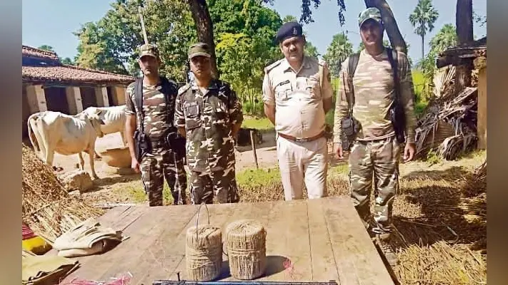 गया : दो केन बम, 18 डेटोनेटर, नौ गोलियां व नक्सली वर्दी जब्त