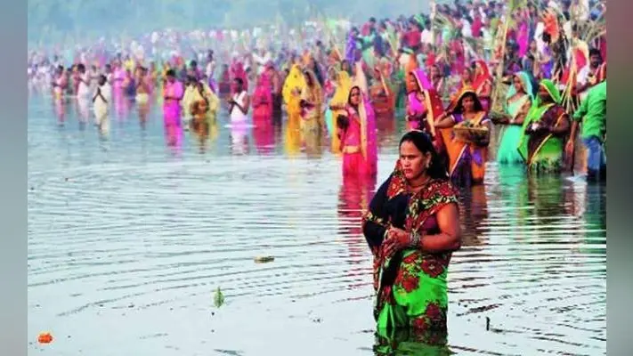 छठ व्रतियों को सुविधाएं नि:शुल्क मुहैया कराने पर आरोप-प्रत्यारोप