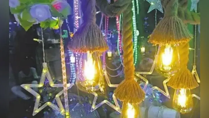 दीपावली को लेकर घरों को सजाने के लिए खूब हो रही खरीदारी, लोगों को भा रही हैंगिंग और लेजर लाइट