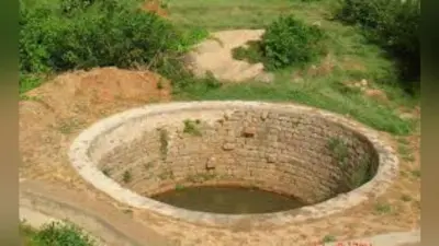पति से झगड़े के बाद महिला ने तीन बच्चों को कुएं में फेंका, फिर खुद भी लगा दी छलांग, मौत