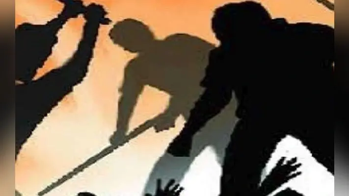 नाती को लेकर जा रही महिला को बच्चा चोरी की अफवाह पर भीड़ ने पीटा
