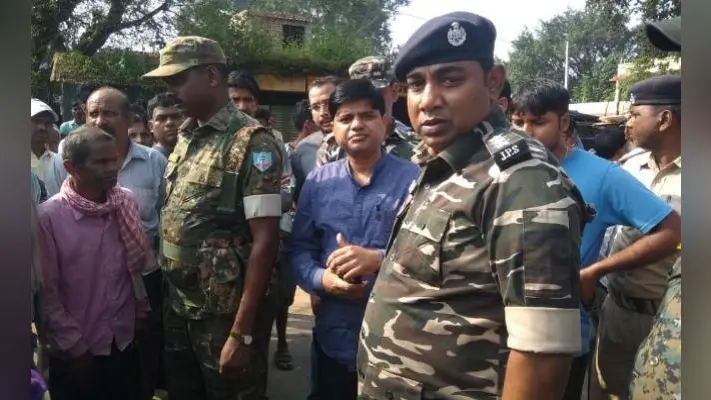 संवेदक की हत्या के विरोध में आक्रोशित लोगों ने झारखंड-ओडि़सा मुख्य मार्ग चार घंटे किया जाम