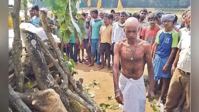 गुमला : शहीद संतोष को दी अंतिम विदाई, मुखाग्नि के बाद पिता ने लहराया तिरंगा