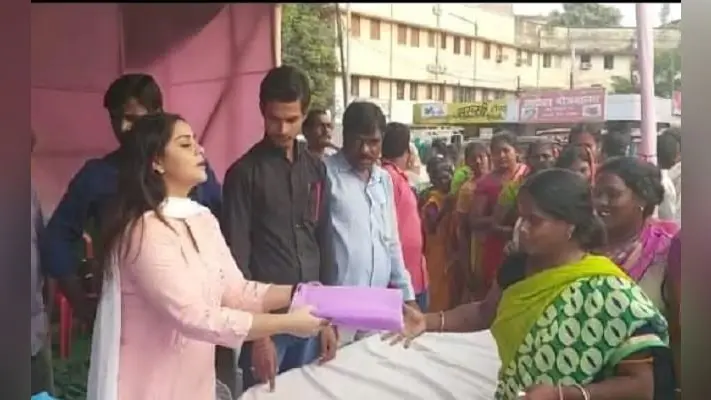 अभिनेत्री अनारा गुप्ता ने पटना के आपदा पीड़ितों के बीच किया मच्छड़दानी का वितरण