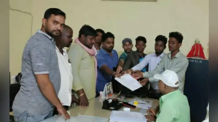 भ्रष्टाचार को लेकर मिशन बदलाव के सदस्यों ने घेरा नगर परिषद कार्यालय