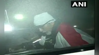 अमिताभ बच्चन को मिली अस्पताल से छुट्टी, पत्नी जया और बेटे अभिषेक दिखे साथ