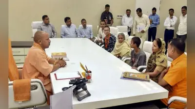 कमलेश तिवारी हत्याकांड : मां ने कहा- पुलिस के दबाव में मजबूरन सीएम योगी से मिलना पड़ा