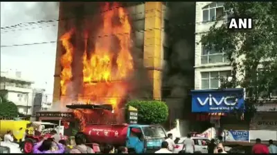 इंदौर में भीषण आग से चार मंजिला होटल बर्बाद, फंसे हुए लोगों को निकाला गया