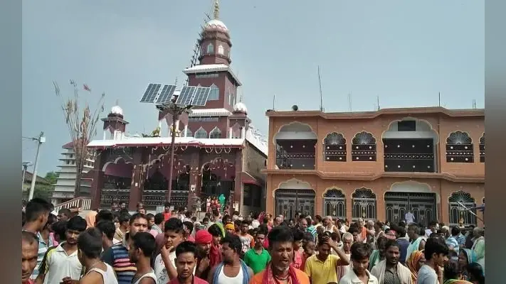 मंदिर में युवक ने खुद की बलि देने के लिए गला काटा, वीडियो हुआ वायरल