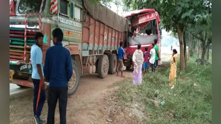 गुमला से रांची जा रही निजी बस की ट्रक से टक्कर, 20 यात्री घायल