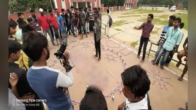 प्रेमिका को प्रपोज करने के लिए प्रेमी ने चॉकलेट व बिस्कुट से सजाया था मंच और फिर…