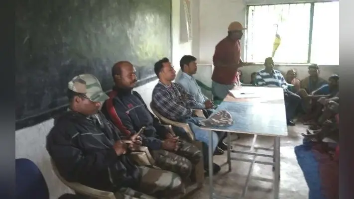 गुमला : उग्रवादियों के खिलाफ खड़े हुए ग्रामीण, डर से बंद चीरोडीह स्कूल को अपनी सुरक्षा में खुलवायेंगे