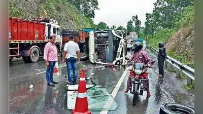 चांडिल: रांची से चाईबासा जा रही बस पलटी