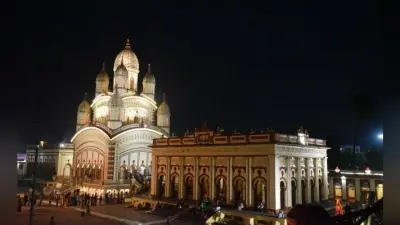कोलकाता : कालीपूजा को लेकर रोशनी से सजा दक्षिणेश्वर मंदिर