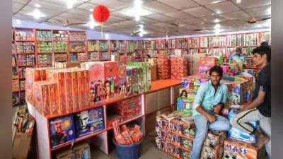 ”बाजी बाजार” में पटाखों की बिक्री में भारी गिरावट, दुकानदार मायूस