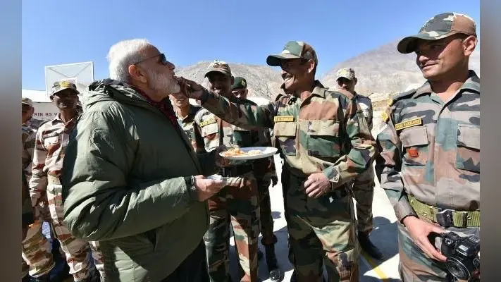 पीएम मोदी ने सेना के जवानों संग मनाई दीवाली, पठानकोट एयरबेस का भी किया दौरा
