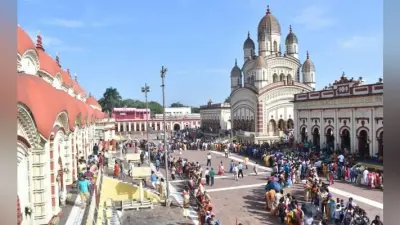 कोलकाता : दीपावली पर दक्षिणेश्वर मंदिर में मां काली की आराधना के लिए उमड़े श्रद्धालु