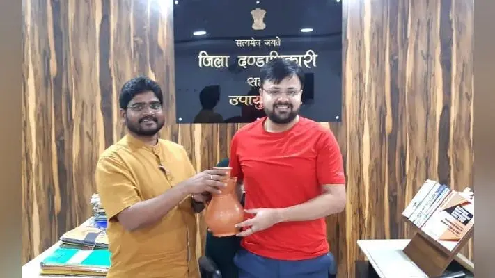 दीपावली के दिन मिट्टी के बर्तन और दीये भेंट करें