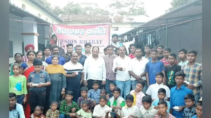 विजन भारत के सदस्यों ने अनाथ व घर से भटके बच्चों के साथ मनायी दिवाली