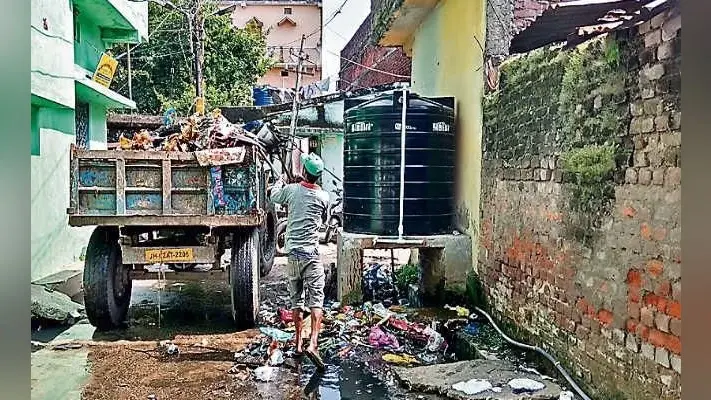राजधानी की सड़कों व मोहल्लों में अब भी लगा है गंदगी का अंबार