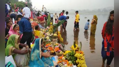 तसवीरों में देखें, भगवान भास्कर को किस तरह दिया गया पहला अर्घ्य