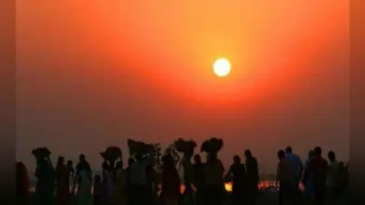 एनजीटी के निर्देशों को नजरंदाज कर बड़ी संख्या में श्रद्धालु छठ महापर्व की पूजा करने झील क्षेत्र में घुसे