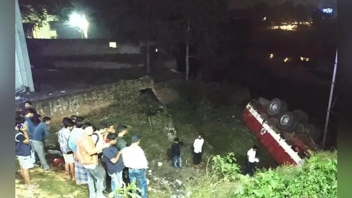 Jharkhand : रामगढ़ में दामोदर पुल पर दो ट्रकों की टक्कर में एक की मौत, दो घायल