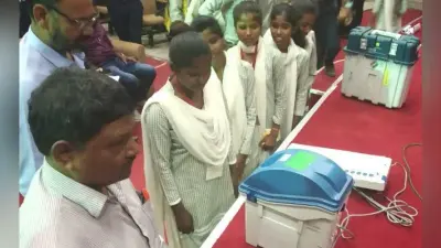 मारवाड़ी कॉलेज के छात्रों ने जाना कैसे होता है मतदान, इवीएम/वीपीपैट के साथ हुआ मॉकपोल